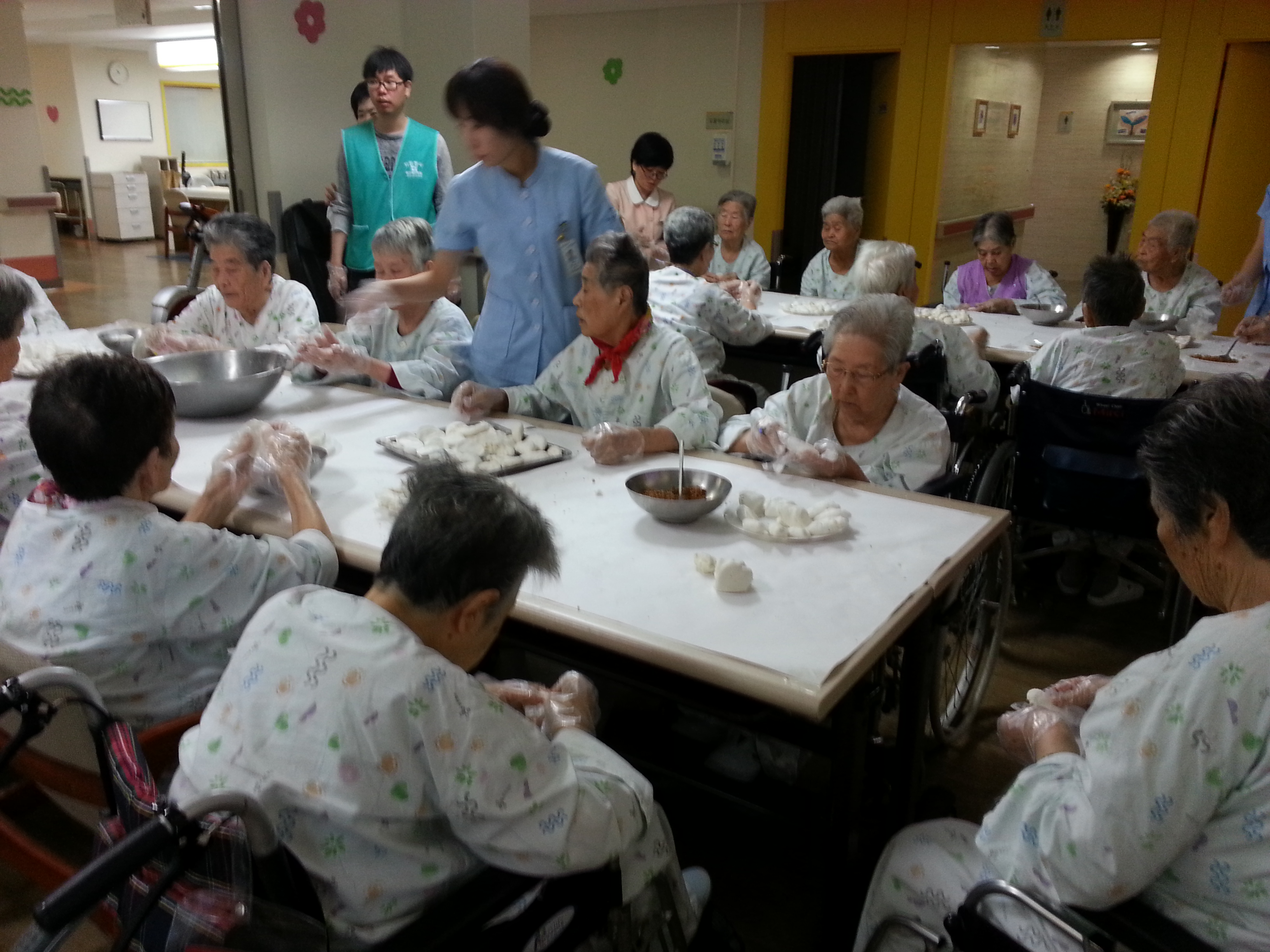 추석맞이 송편빚기 행사.