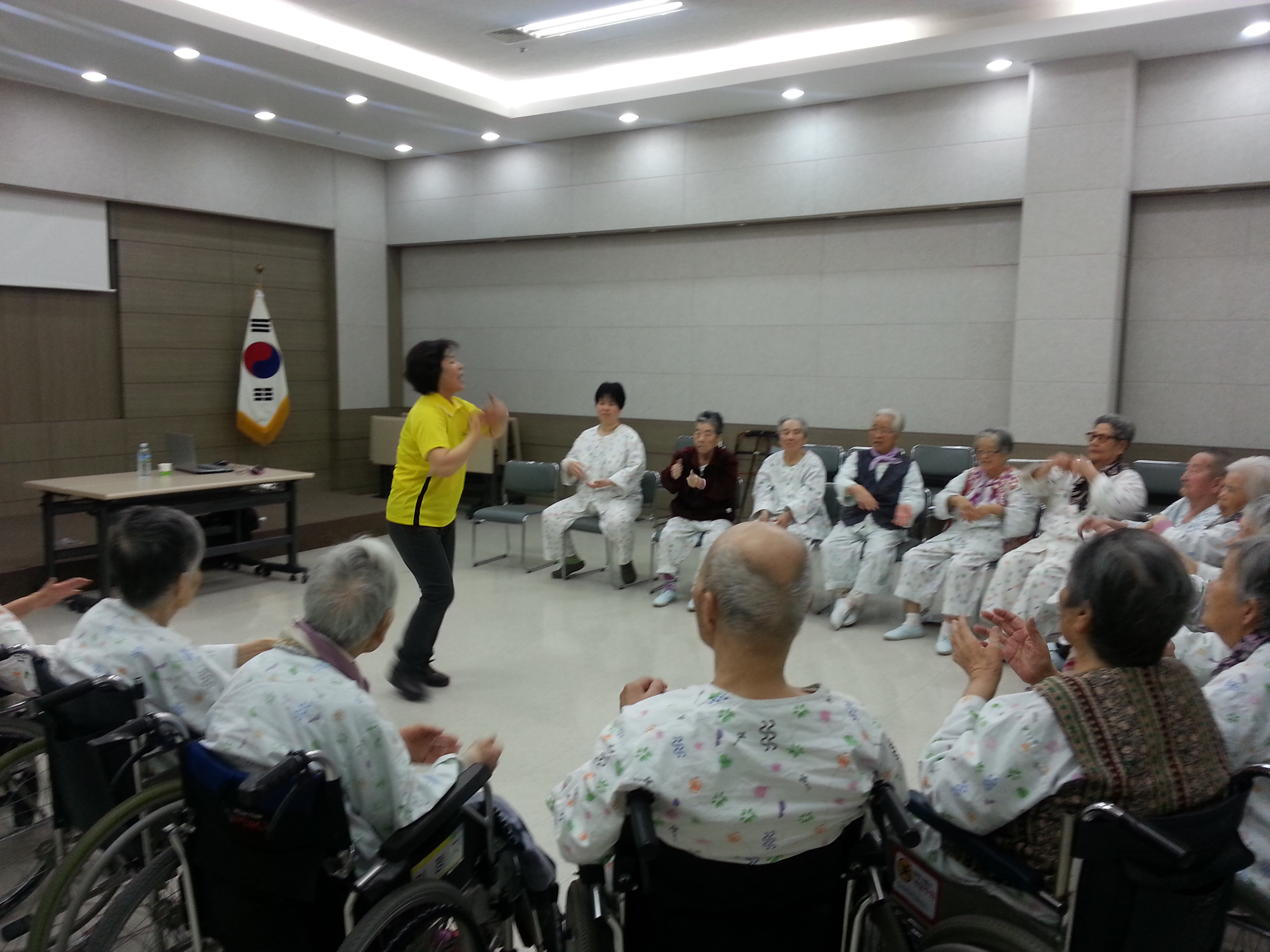 흥겹고 신나는  웃음치료 시간 입니다. 