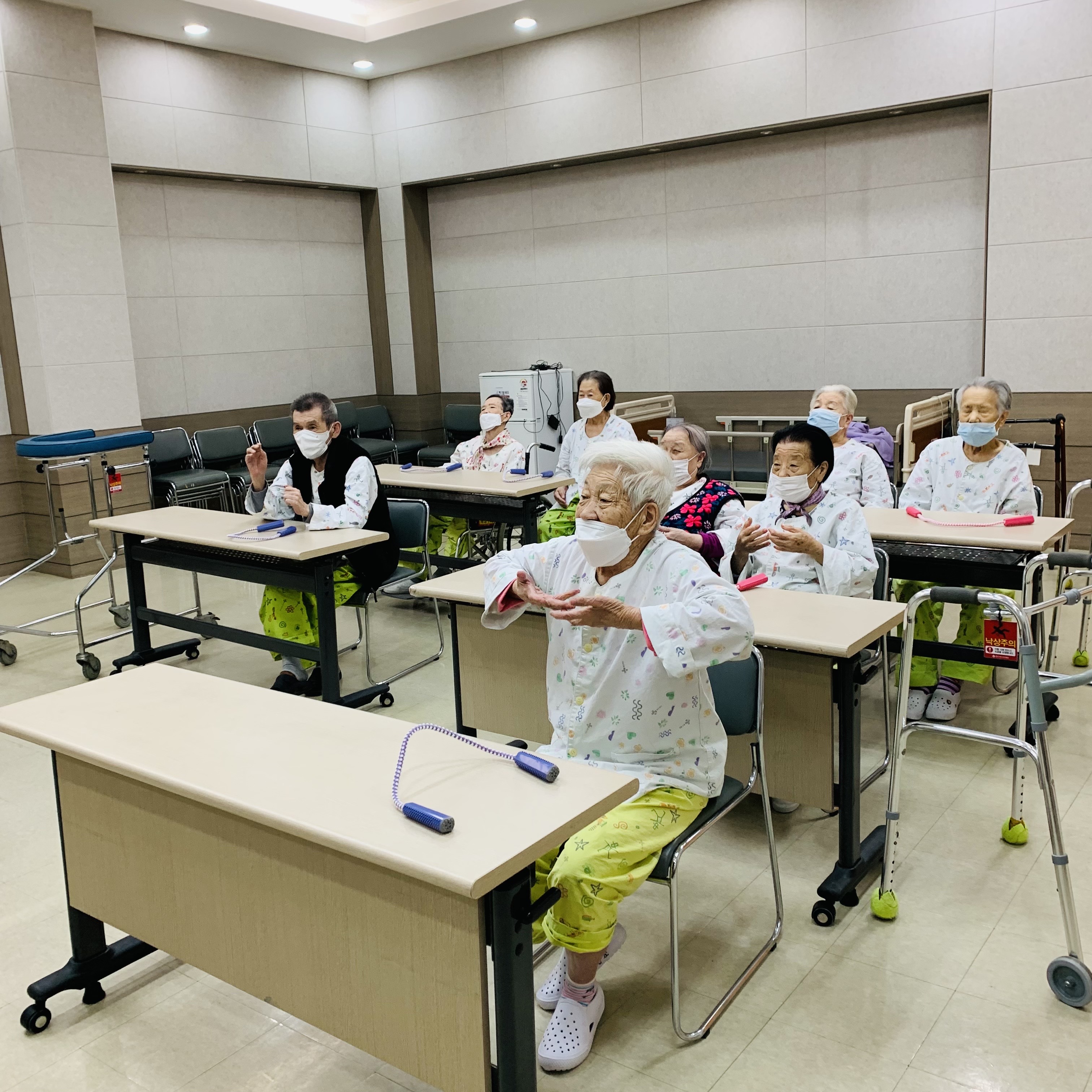 밴드를 이용한 소근육 운동 